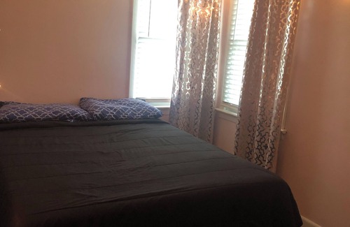 Portsmouth House | Charming 3-bedroom house with in Portsmouth with spacious backyard!