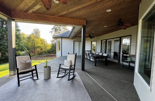 Ridgefield House | Charming 3-bedroom house, secluded with Mountain views.
