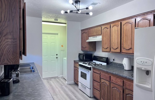 Rio Rancho House | Charming 3-bedroom house with WiFi, AC ,washer/dryer in Rio Rancho