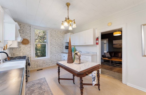 Abbeville House | Charming 3-bedroom historic 1888 cottage located in downtown Abbeville