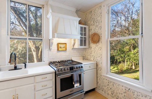 Abbeville House | Charming 3-bedroom historic 1888 cottage located in downtown Abbeville