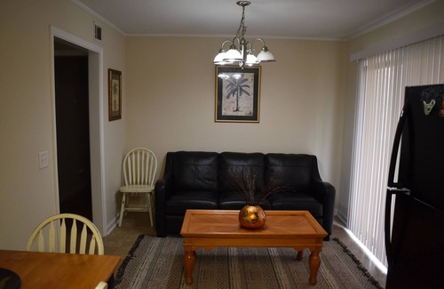 Country Club Estates House | Charming 3-bedroom house with AC and WiFi in Brunswick. Two night minimum stay.