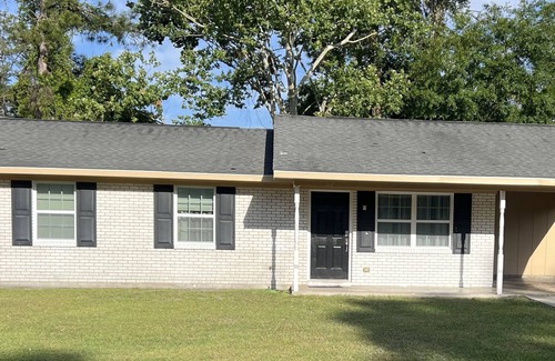 Country Club Estates House | Charming 3-bedroom house with AC and WiFi in Brunswick. Two night minimum stay.