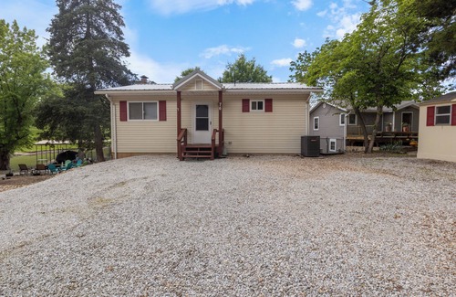 Camdenton House | Charming 3-bedroom house in Camdenton with WiFi and AC