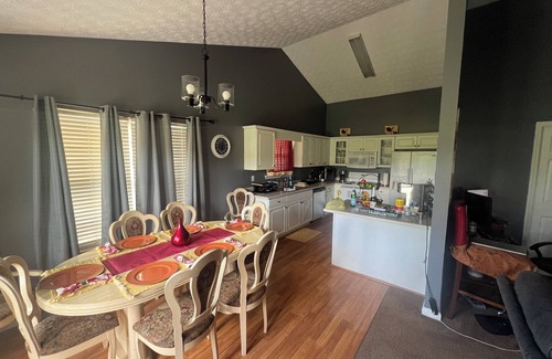 Covington House | Charming 3-bedroom house with AC and WiFi in Covington,GA- near Mystic Falls