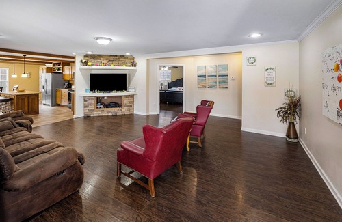 Dandridge House | Charming 3-bedroom house with WiFi, AC in enchanting hold up to 10 guest