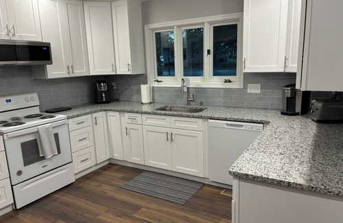 Jamestown House | Charming 3-bedroom house with WiFi and AC in Jamestown