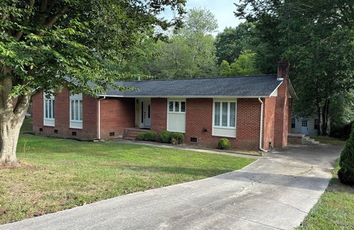 Jamestown House | Charming 3-bedroom house with WiFi and AC in Jamestown