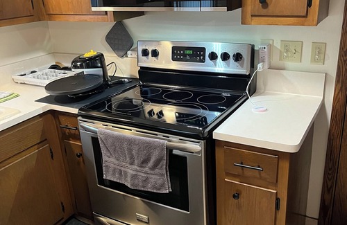 Milwaukee House | Charming 3-bedroom house with WiFi, AC in lovely Bay View