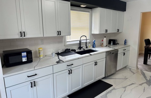 Milwaukee House | Charming 3-bedroom house in beautiful Milwaukee with WiFi, AC