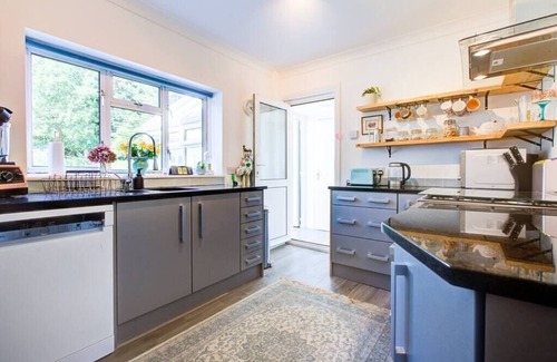 Horley House | Charming 3-Bedroom Home with Large Garden