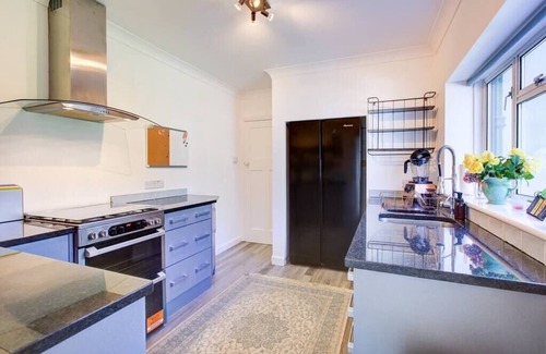 Horley House | Charming 3-Bedroom Home with Large Garden