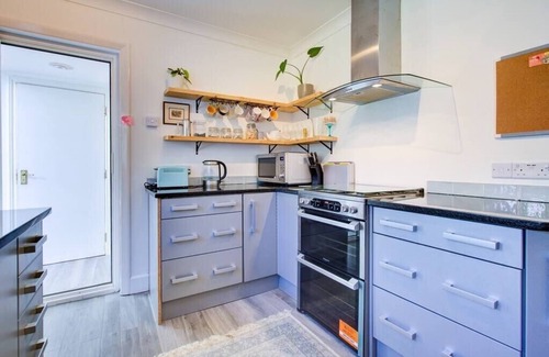 Horley House | Charming 3-Bedroom Home with Large Garden