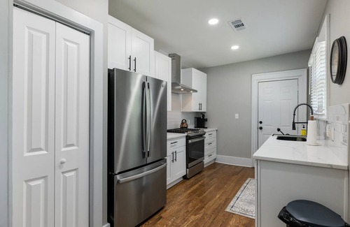 Sylvan Hills House | Charming 3 Bedroom Home: Only 10 mins to Airport, stadium, and downtown Atlanta.