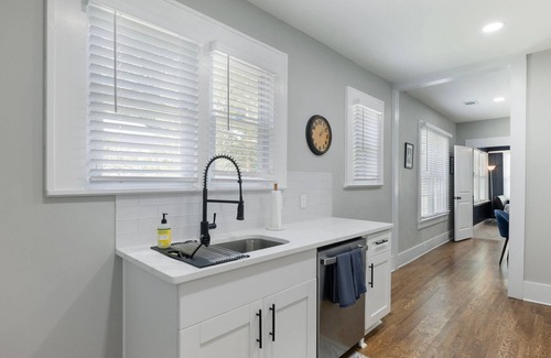 Sylvan Hills House | Charming 3 Bedroom Home: Only 10 mins to Airport, stadium, and downtown Atlanta.