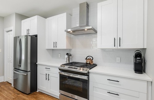 Sylvan Hills House | Charming 3 Bedroom Home: Only 10 mins to Airport, stadium, and downtown Atlanta.