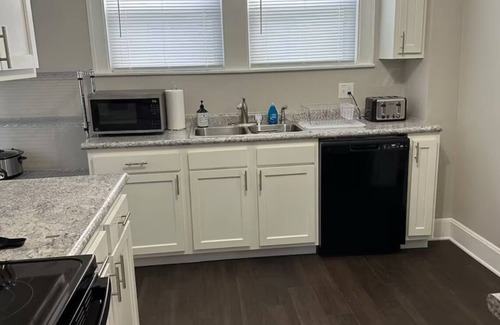 Hamilton House | Charming 3-bedroom house in lovely Hamilton with WiFi, AC newly remodeled 1900s