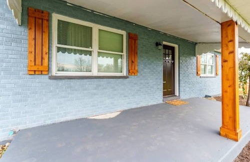 Loveland House | Charming 3-bedroom house -WiFi, game room, office and 4 seasons room in Loveland