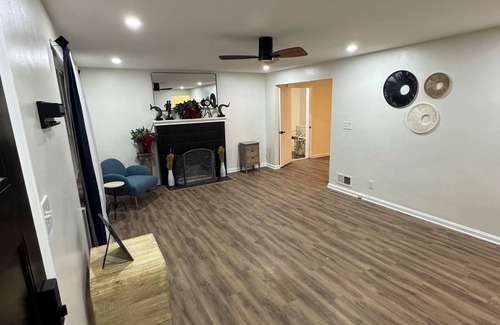Loveland House | Charming 3-bedroom house -WiFi, game room, office and 4 seasons room in Loveland