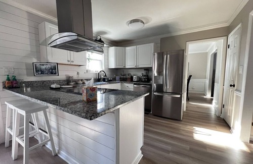 Martinez House | Charming 3-bedroom house in Martinez with WiFi and AC 12 minutes from Masters