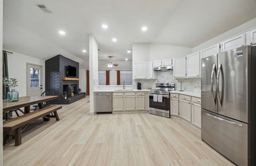 Richmond House | Charming 3-bedroom house in delightful Richmond with WiFi, AC and Cowboy Pool