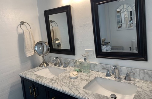 Rockland House | Charming 3-bedroom house minutes from Harbor and Main Street with WiFi and AC