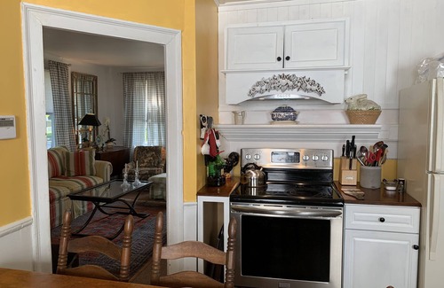 Rockland House | Charming 3-bedroom house minutes from Harbor and Main Street with WiFi and AC