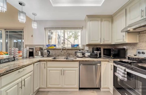 East San Jose House | Charming 3-bedroom house in delightful San Jose with AC/WIFI/LAUNDRY/PARKING