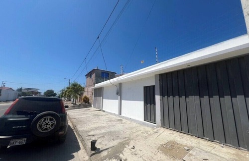 Salinas House | Charming 3-bedroom house in lovely Salinas with AC, WiFi and pool.