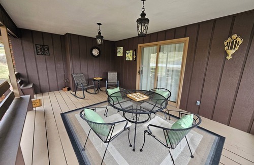 Bristol House | Charming 3-bedroom house with 1000sqft arcade style game room in awesome Bristol