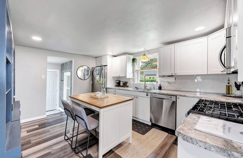 De Pere House | Charming 3-bedroom house near Green Bay Hotspots