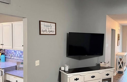 Florence House | Charming 3-bedroom house with WiFi, AC in Florence Privacy Fenced in Backyard