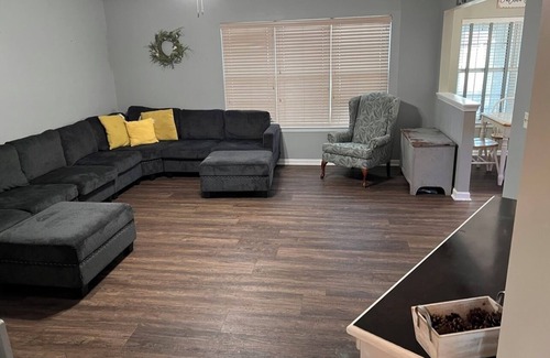 Florence House | Charming 3-bedroom house with WiFi, AC in Florence Privacy Fenced in Backyard