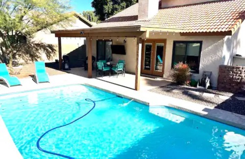 Artemina House | Charming 3-bedroom house in Gilbert by beautiful lakes with AC