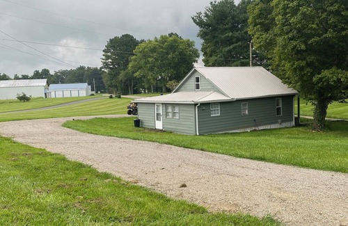 Albany House | Charming 3-bedroom house with WiFi, AC just 2 miles from Dale Hallow lake