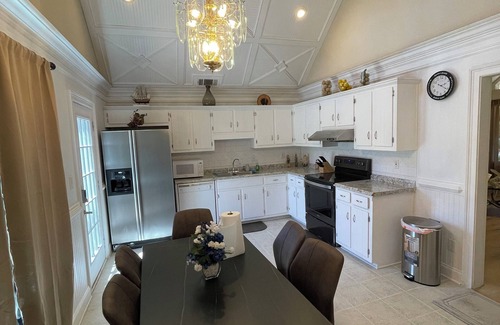Lilburn House | Charming 3-bedroom house in Lilburn with WiFi and AC