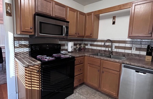 Central Gardens House | Charming 3-bedroom house with AC and WiFi in Charming Midtown Memphis Area