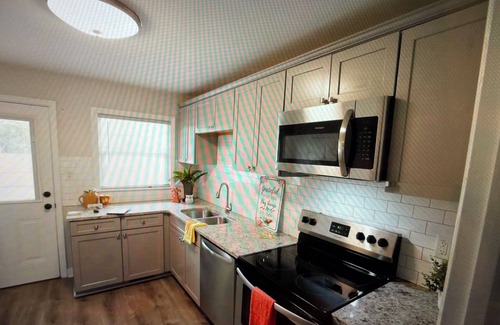 East Raleigh House | Charming 3-bedroom house with AC and WiFi near marvelous downtown Raleigh