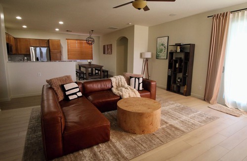 Waddell House | Charming 3-bedroom house with office, pool and gym in beautiful Waddell