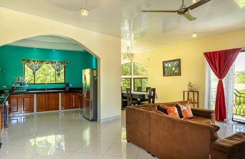 El Cerro House | Charming 3-bedroom house with AC and WiFi in Quepos