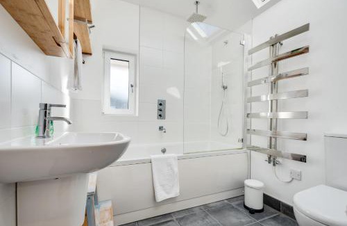 Oxford House | Charming 3 Bedroom House garden & parking - next to CS Lewis Nature Reserve