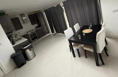 Walpole House | Charming 3 Bedroom House in West London