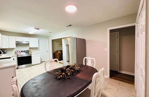 Athens House | Charming 3-bedroom house in Athens. Just a few miles from the Sanford Stadium