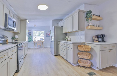 Chapin House | Charming 3-bedroom house near lake in Chapin