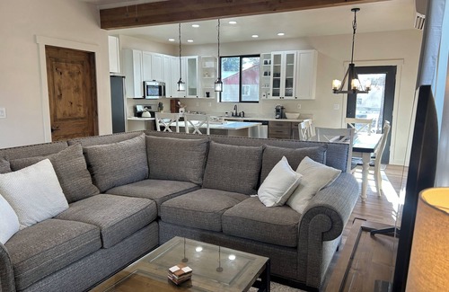 Darby House | Charming 3-bedroom house with WiFi, AC in lovely Darby Montana.