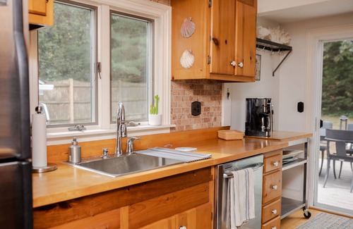 East Dennis House | Charming 3-bedroom house in a quiet East Dennis neighborhood with pool & jacuzzi