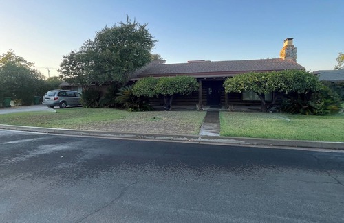 Roosevelt House | Charming 3-bedroom house in fabulous Fresno with WiFi