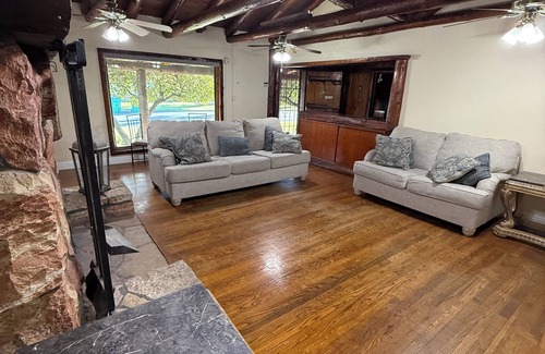 Roosevelt House | Charming 3-bedroom house in fabulous Fresno with WiFi
