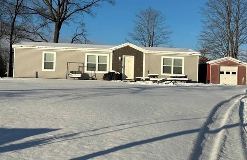Oaks Corners House | Charming 3-bedroom house with AC and WiFi in serene Geneva