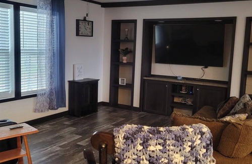 Oaks Corners House | Charming 3-bedroom house with AC and WiFi in serene Geneva